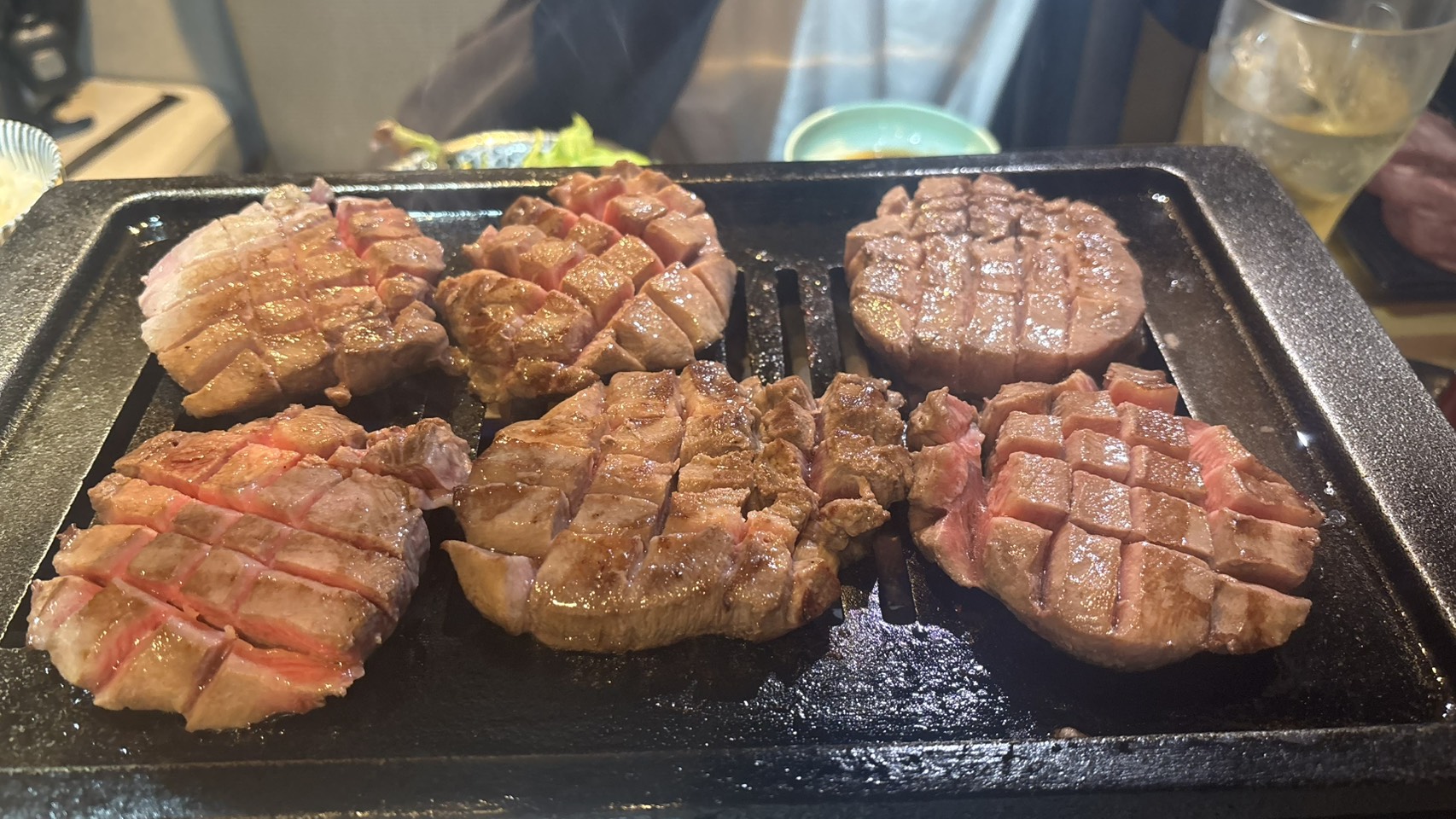 横綱の名物花咲牛タンを鉄板で焼いている様子