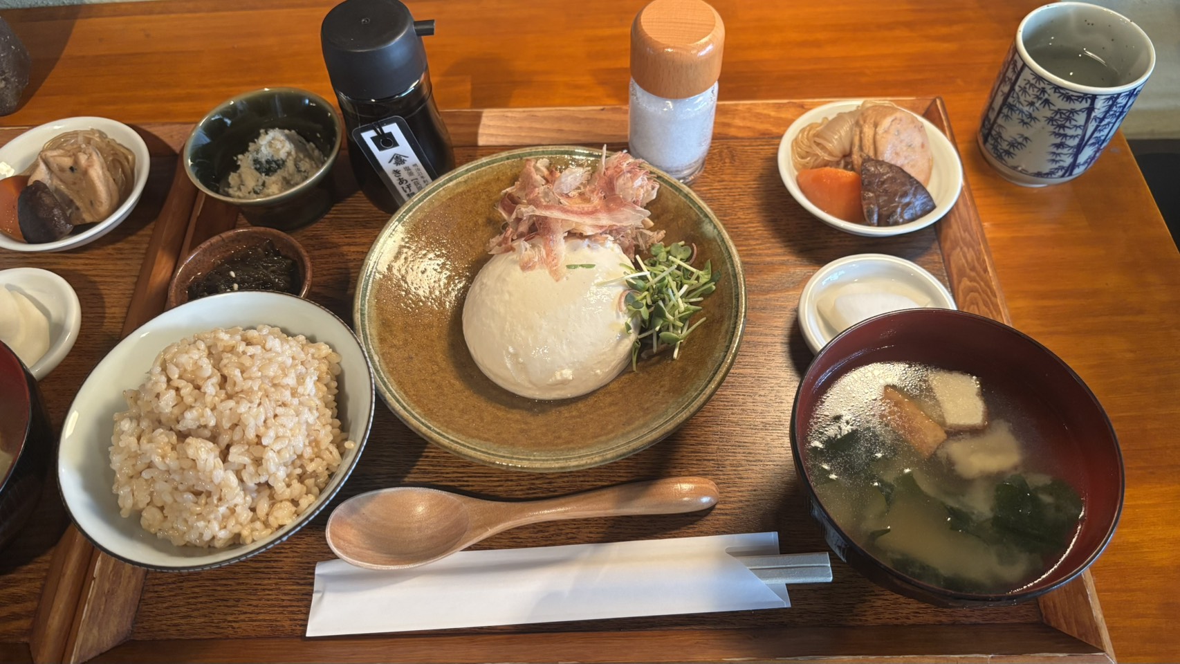 玄米食堂番の玄米と老舗豆腐店のお豆腐定食
