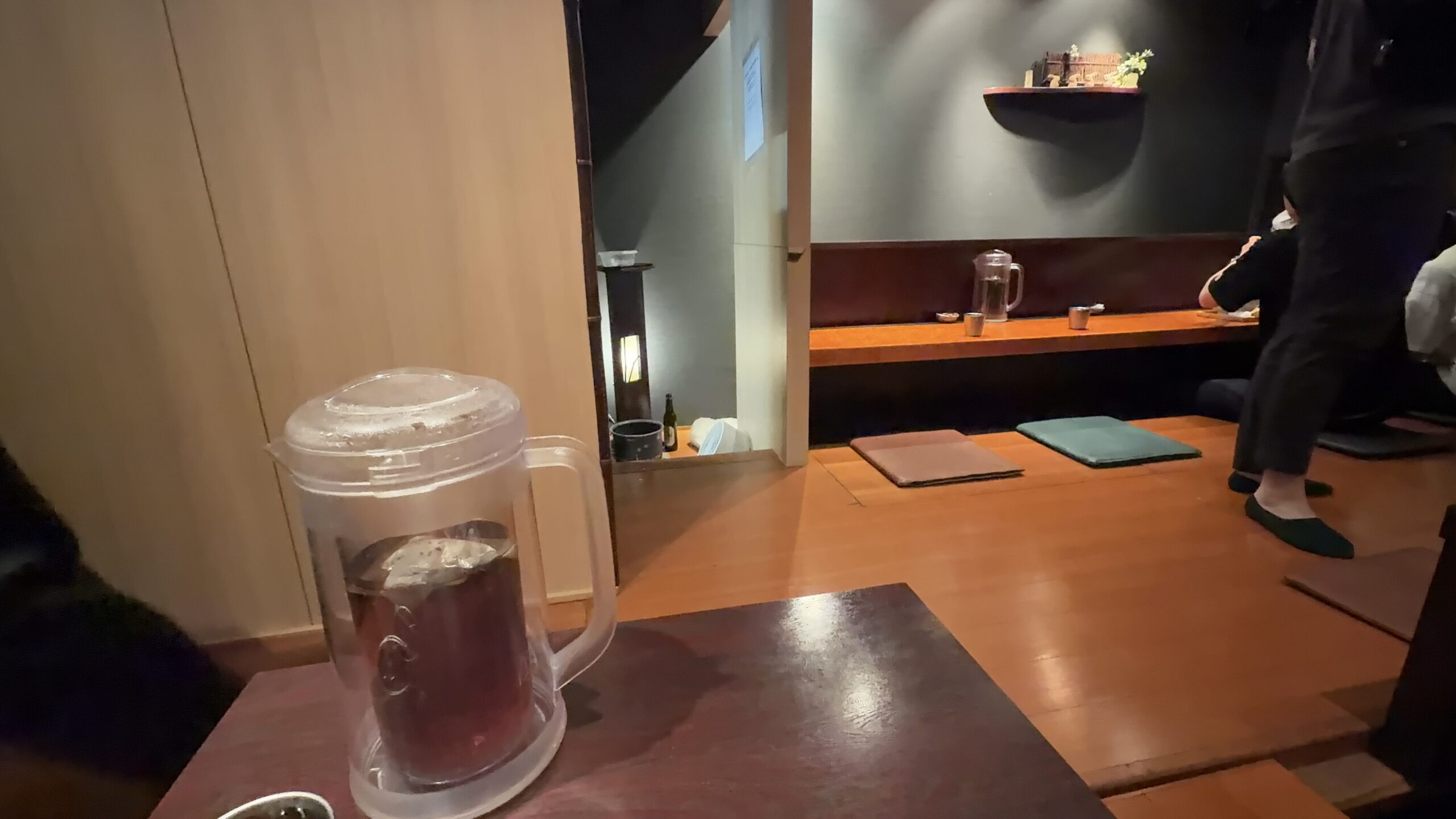 週末麺処 らくら ひとしなの店内・靴を脱いで上がる和の空間