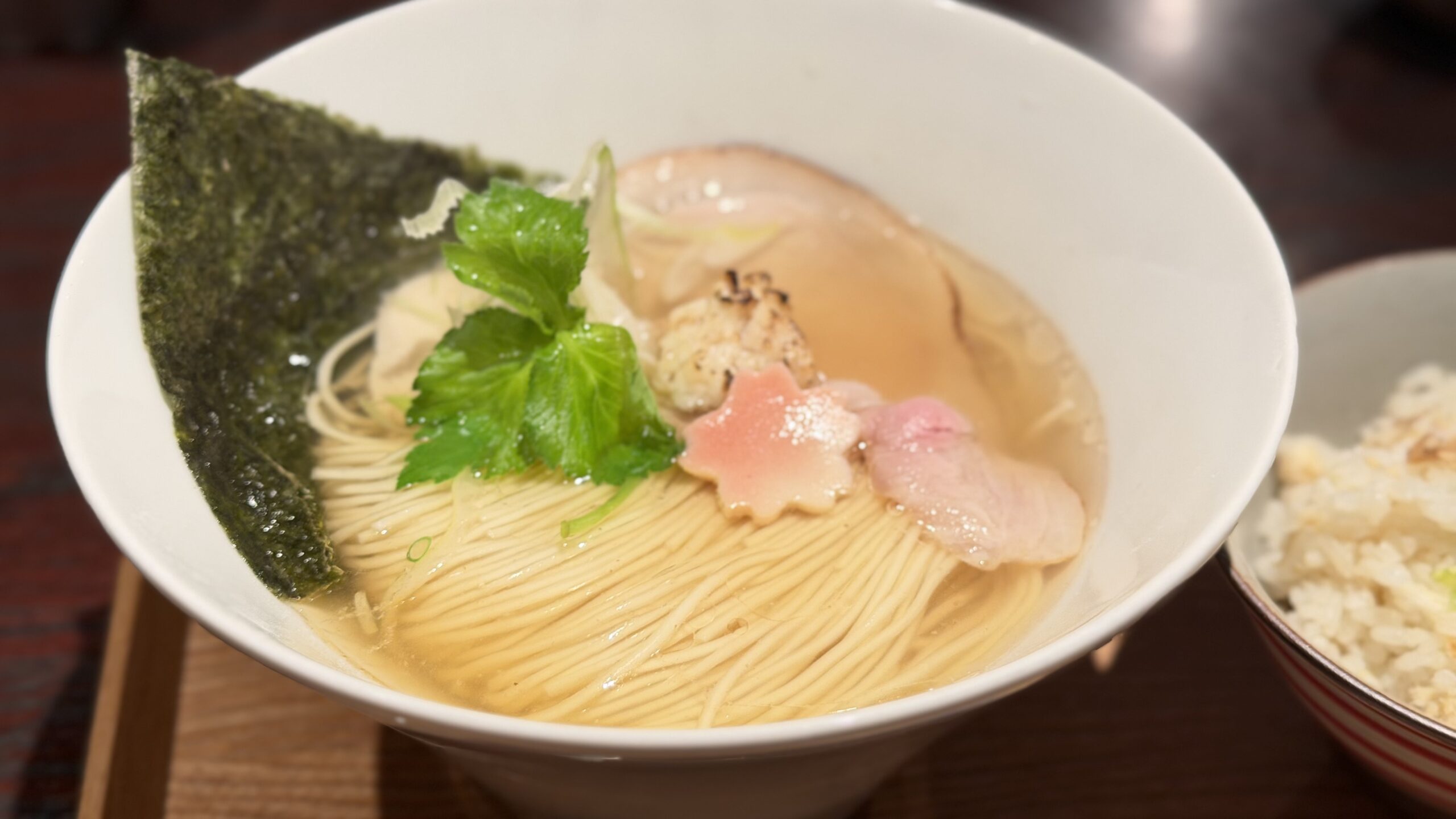 週末麺処 らくら ひとしなの真鯛清湯そば・透き通った清湯スープと炙り真鯛