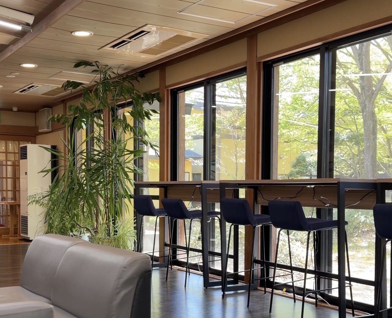 カフェぐらんの店内・大きな窓と新緑が望めるカウンター席