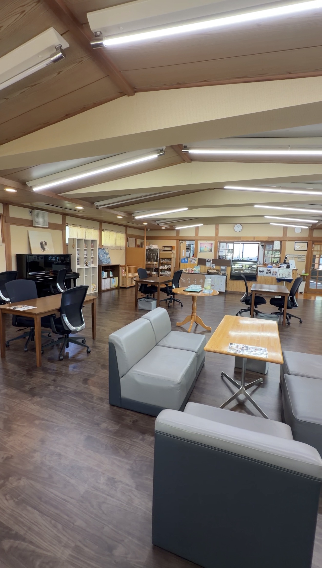 カフェぐらんの店内全景・ソファ席とピアノのある開放的な空間
