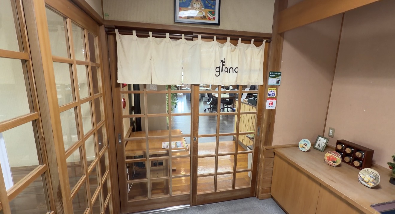 カフェぐらんの入口・やくらい薬師の湯内のgland のれん