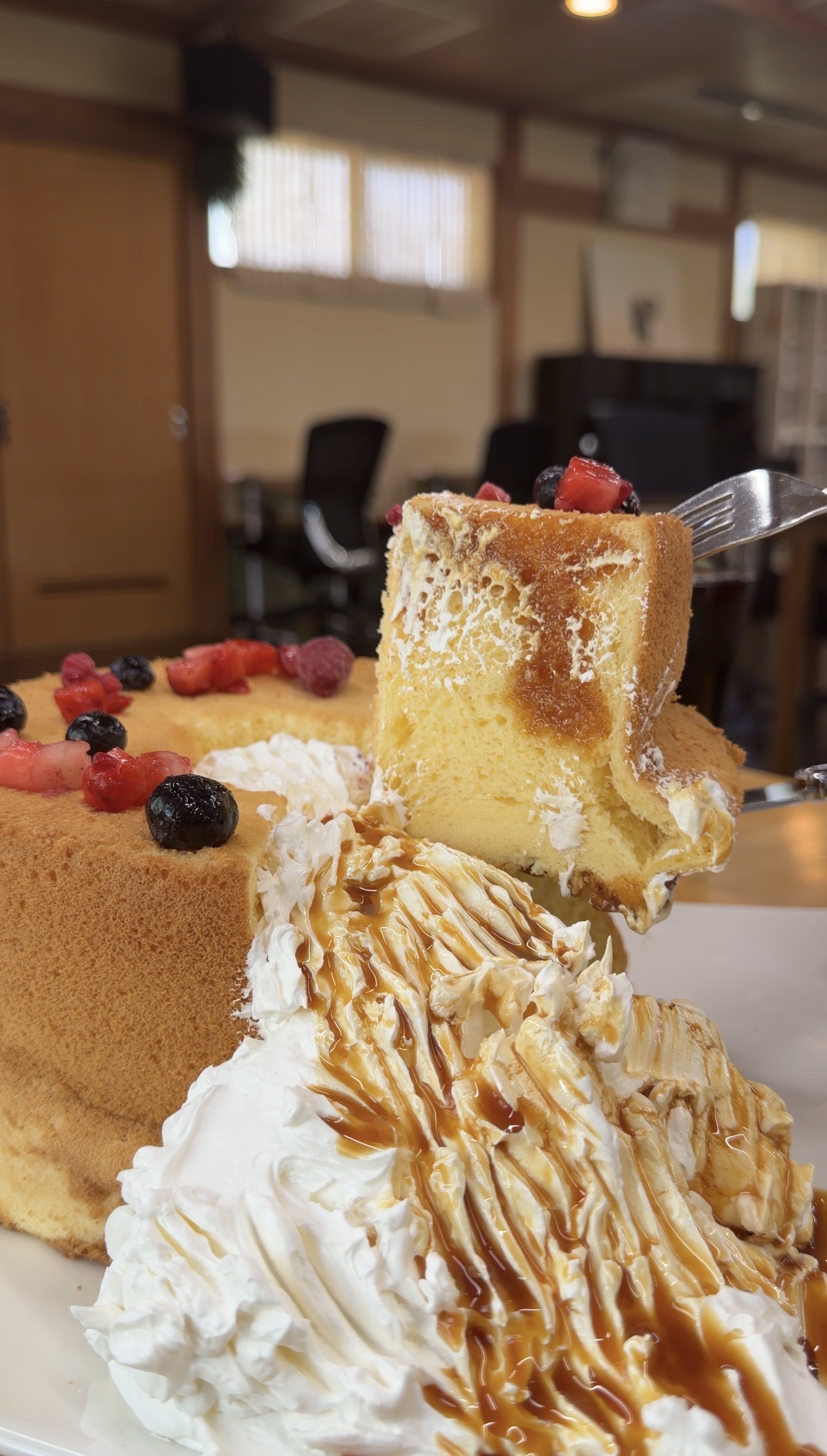 カフェぐらんのダムシフォンを実食・ふわふわのシフォンとクリームの断面