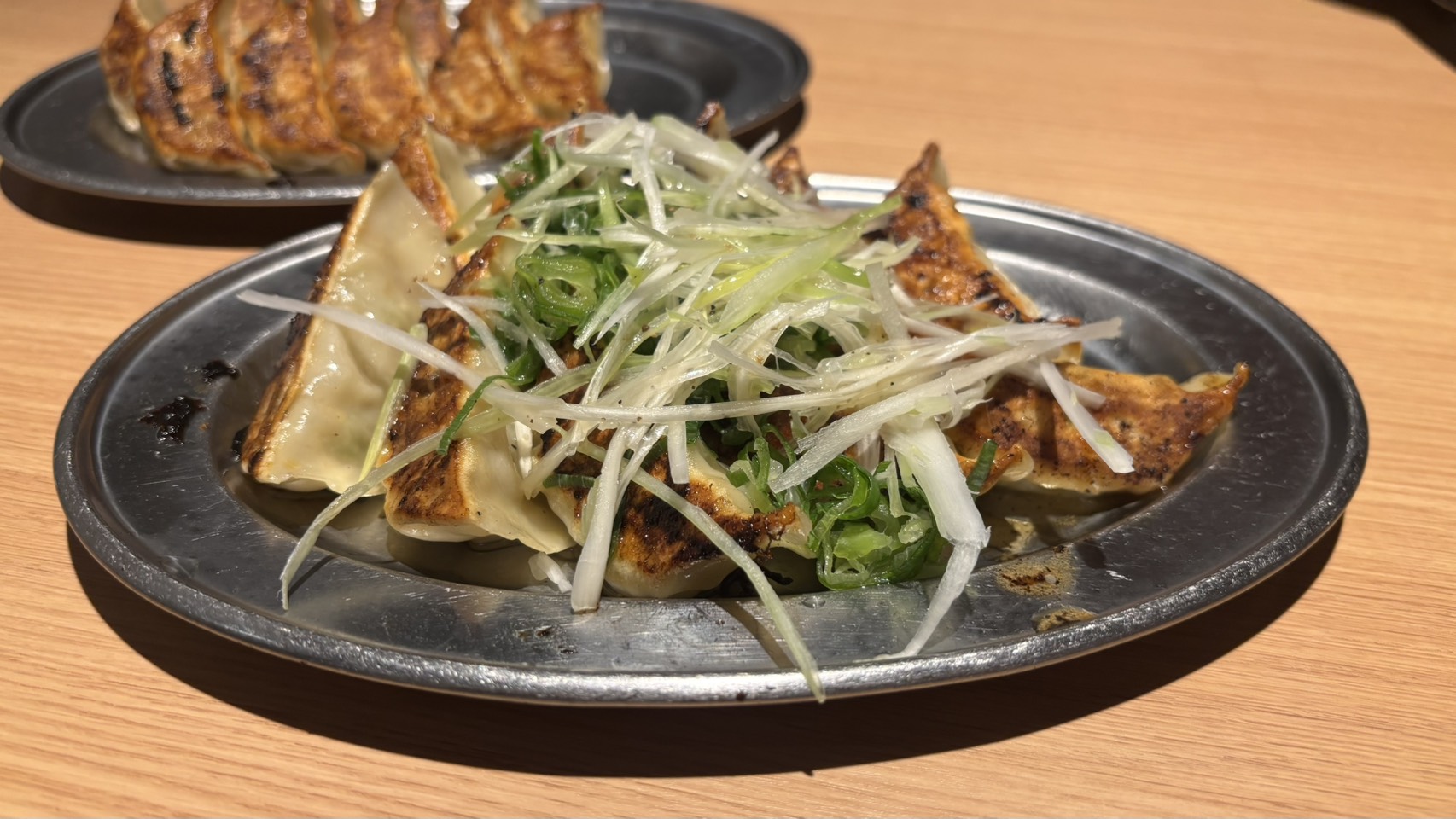 餃子のかっちゃん仙台のネギ塩餃子・たっぷりのネギが乗った塩仕立て