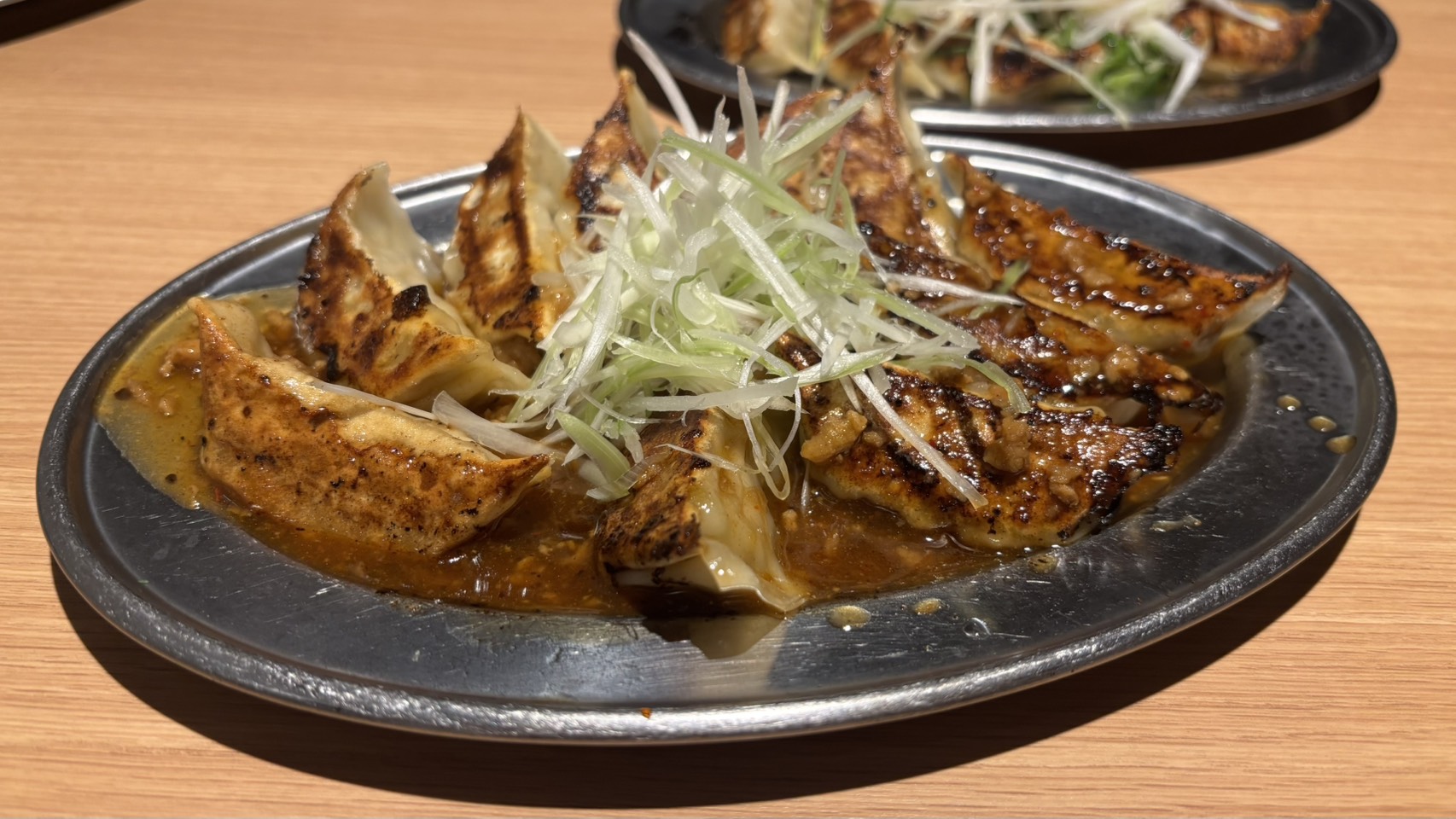 餃子のかっちゃん仙台の麻婆餃子・赤いソースが映えるビジュアル