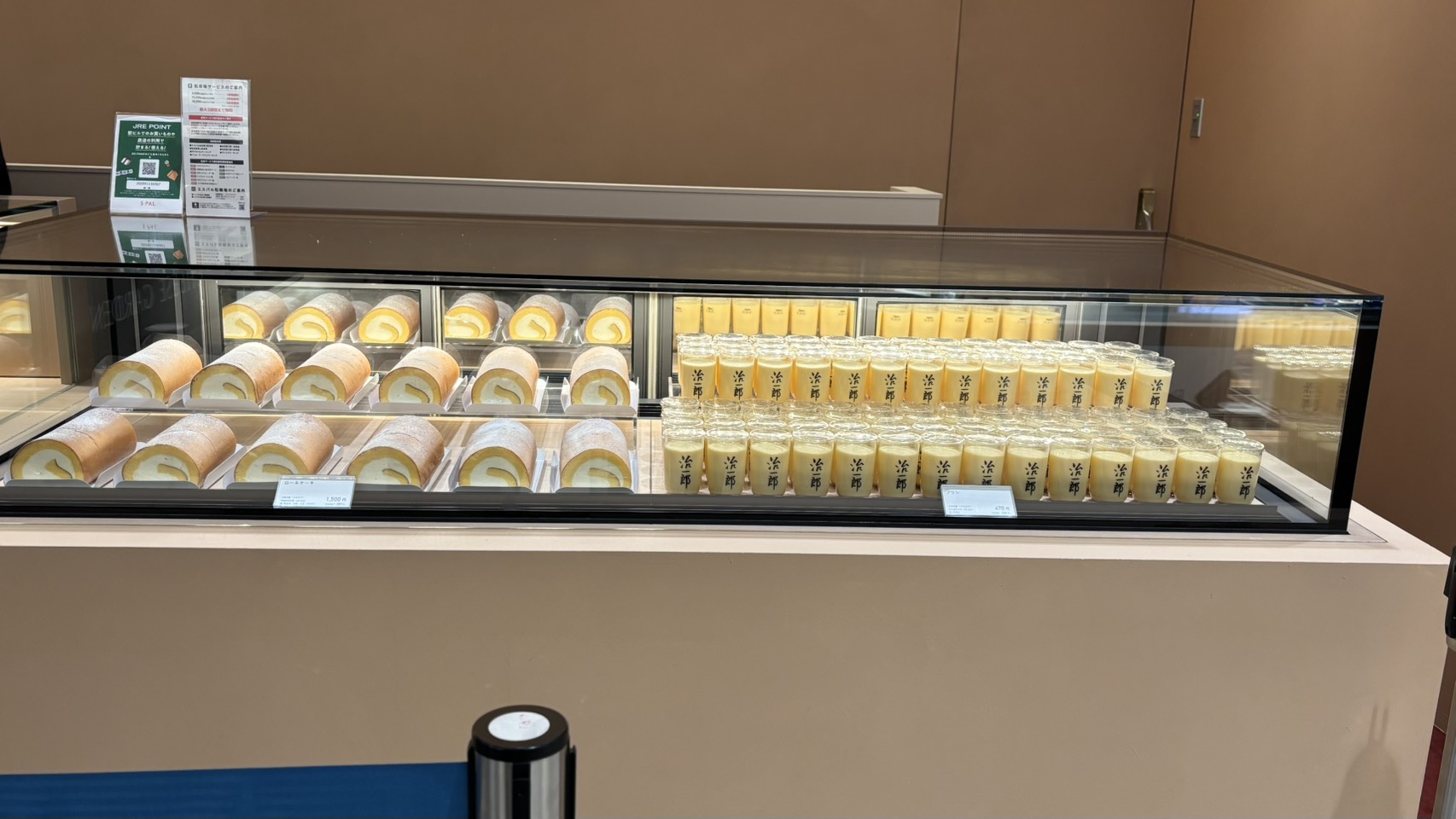 治一郎エスパル仙台店の物販コーナーに並ぶロールケーキやバウムクーヘン