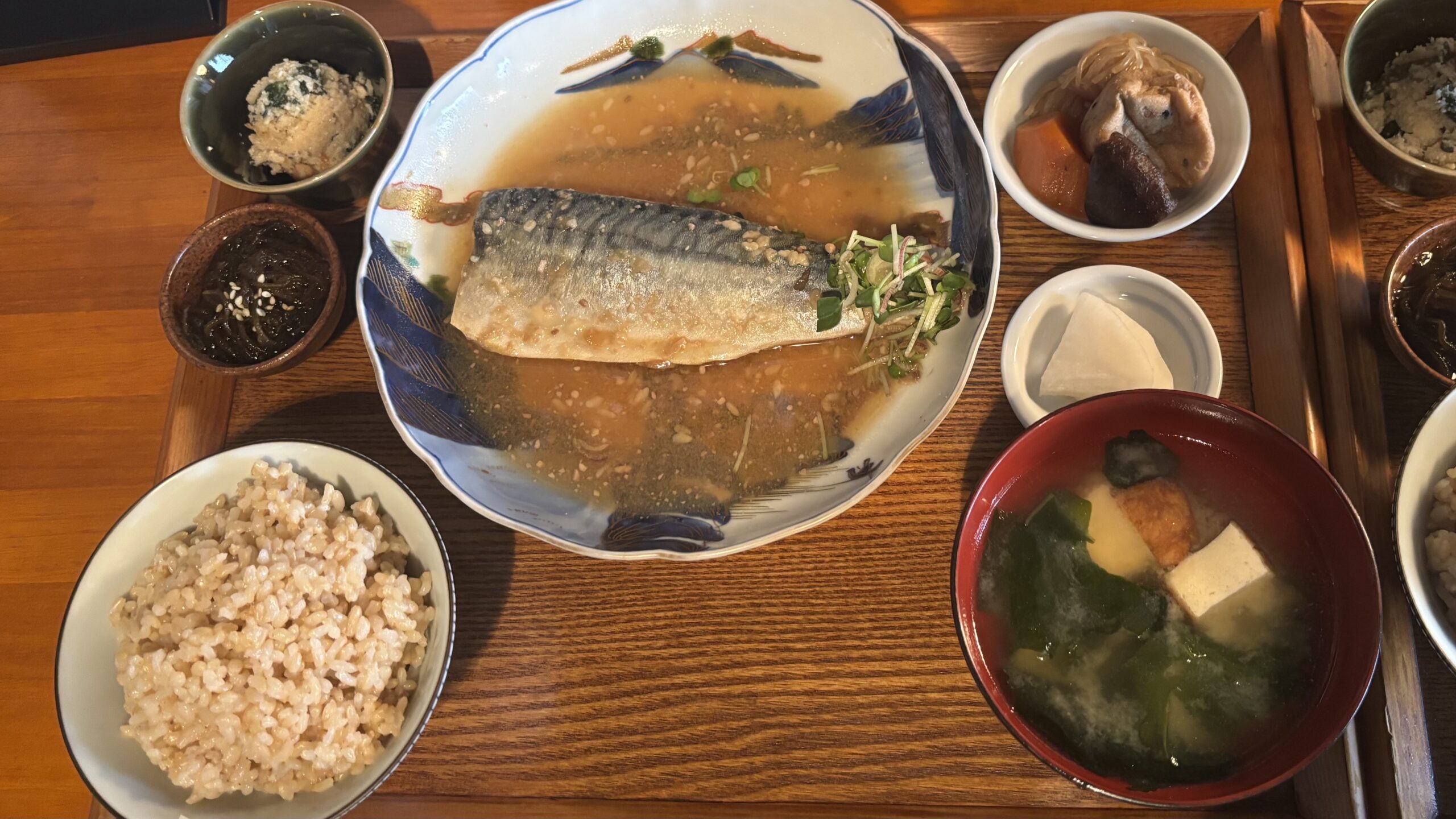 玄米食堂番の玄米と骨無し鯖の味噌煮込定食