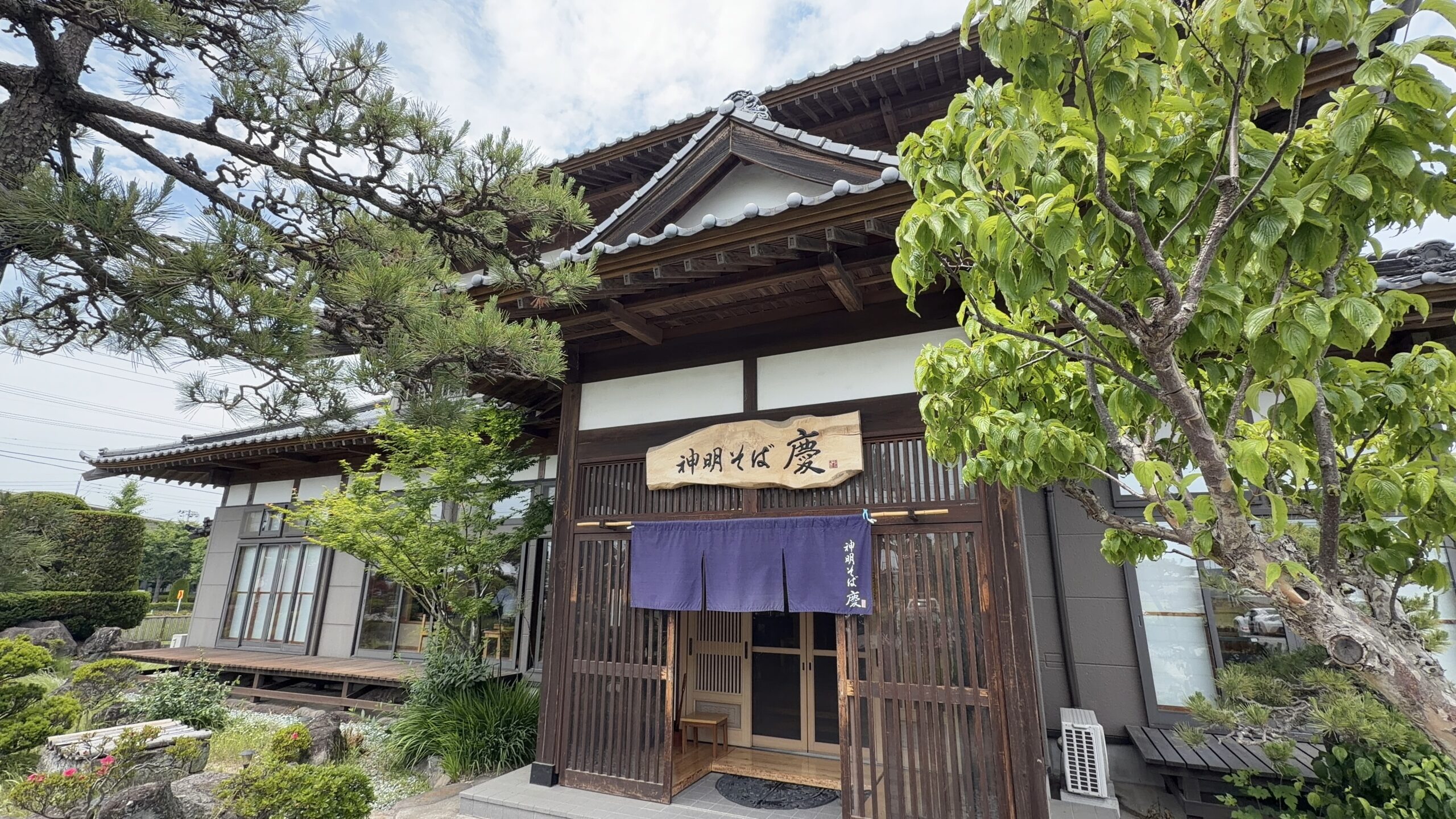 神明そば 慶の外観・立派な門構え
