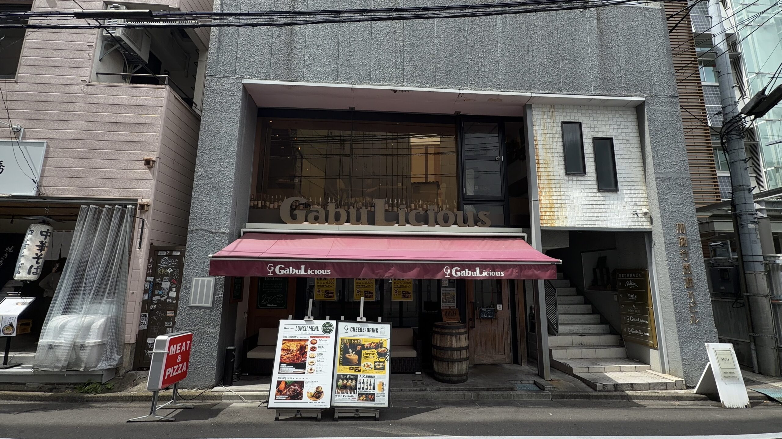 GabuLicious 仙台店の外観・赤い日よけと金色のロゴ