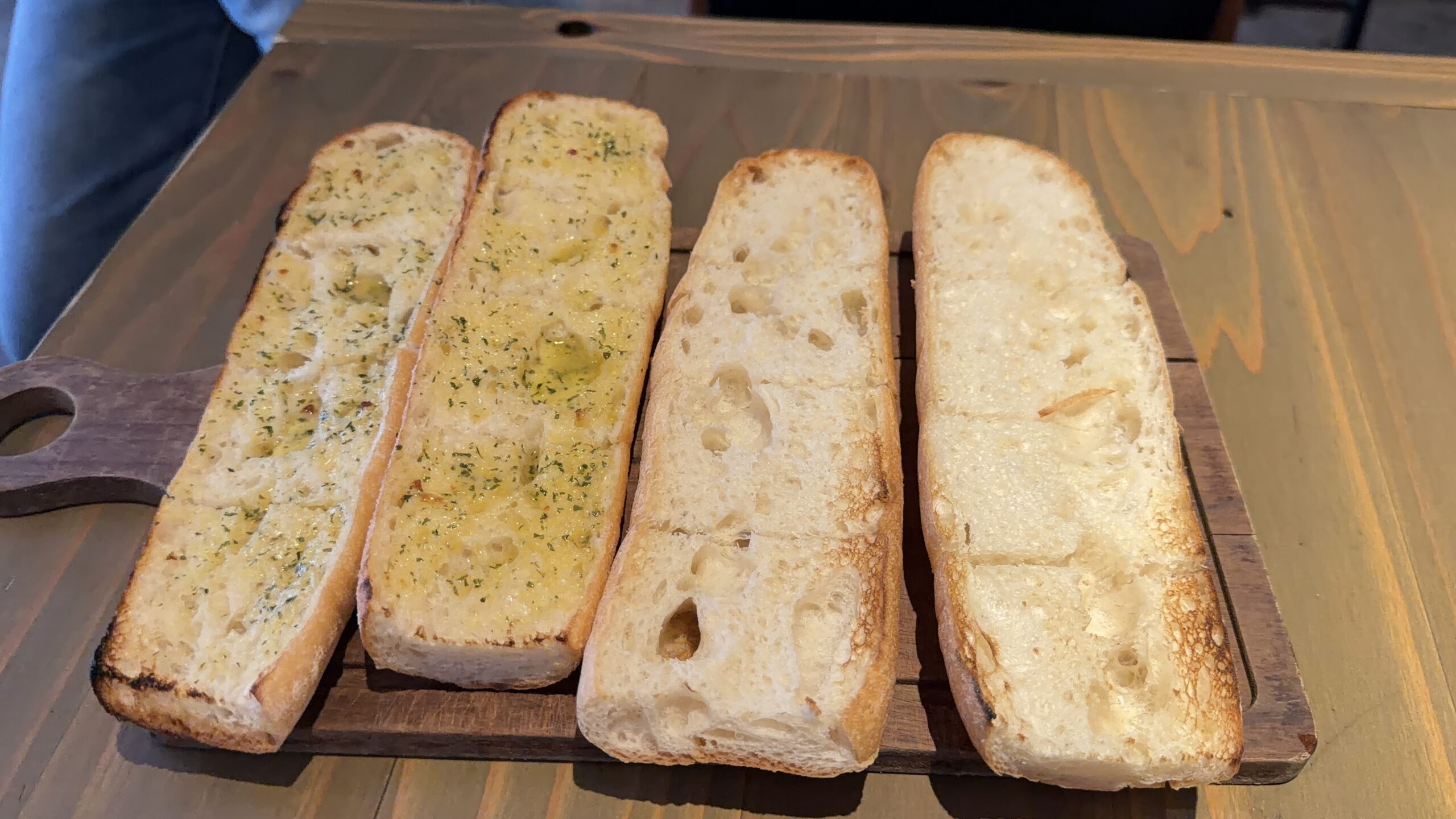 GabuLicious 仙台店の食べ放題のガーリックトーストとバゲット