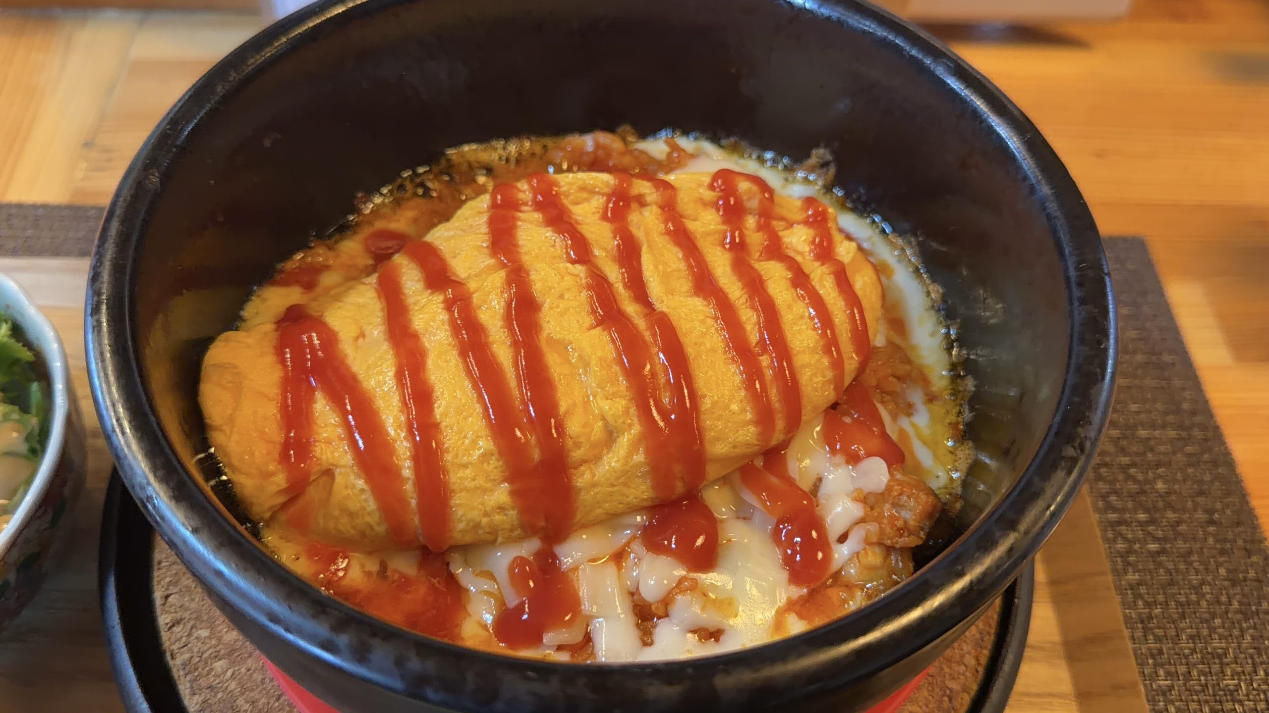 卵匠家 吟のチーズと吟卵の石焼オムライス・ケチャップをかけた様子