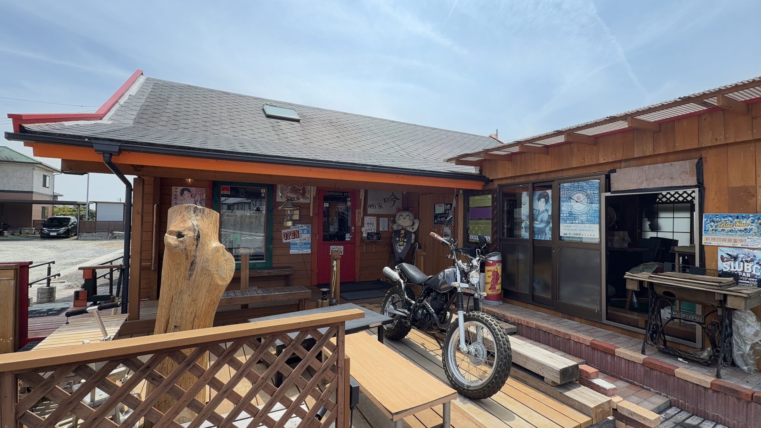 卵匠家 吟の外観・ログハウス調の店舗とRANTAKUYA GINの看板