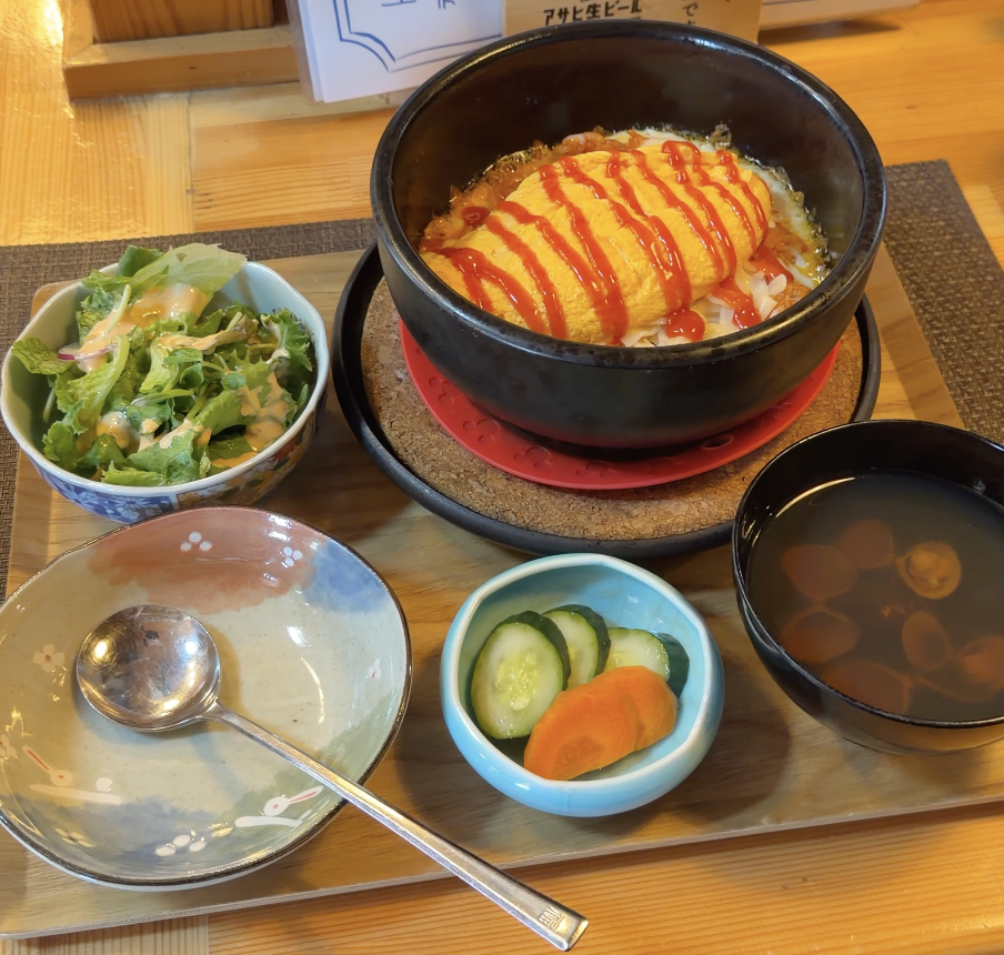 卵匠家 吟の石焼オムライス・サラダや味噌汁が付いた定食の全体