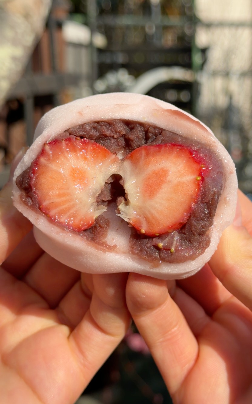 米澤屋のいちご大福の断面・餡といちご