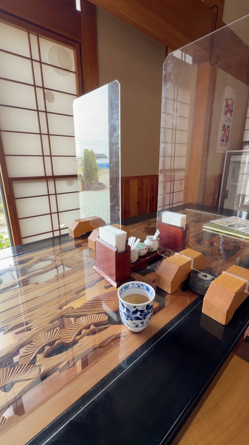 神明そば 慶の庭園と純和風の店内
