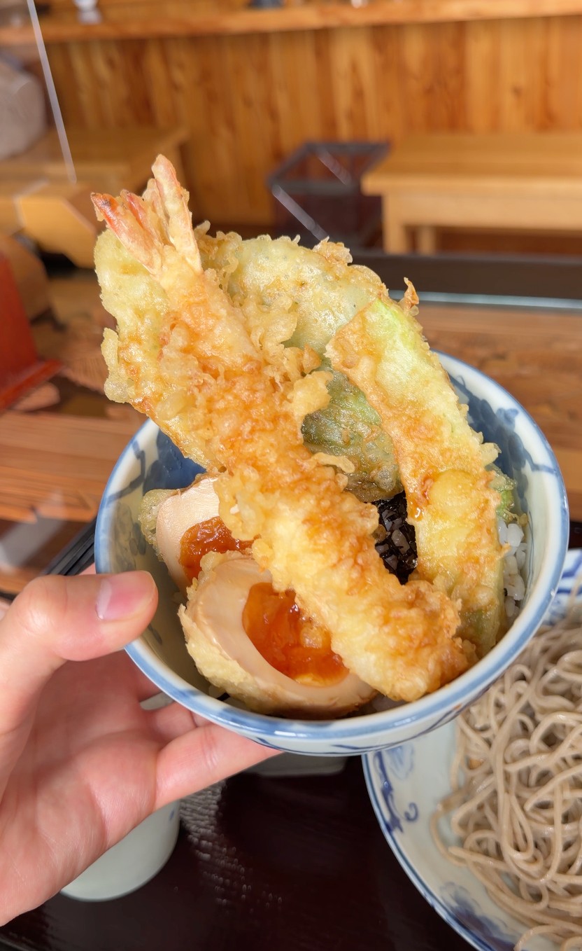 神明そば 慶のミニ天丼・海老天と半熟卵の天ぷら
