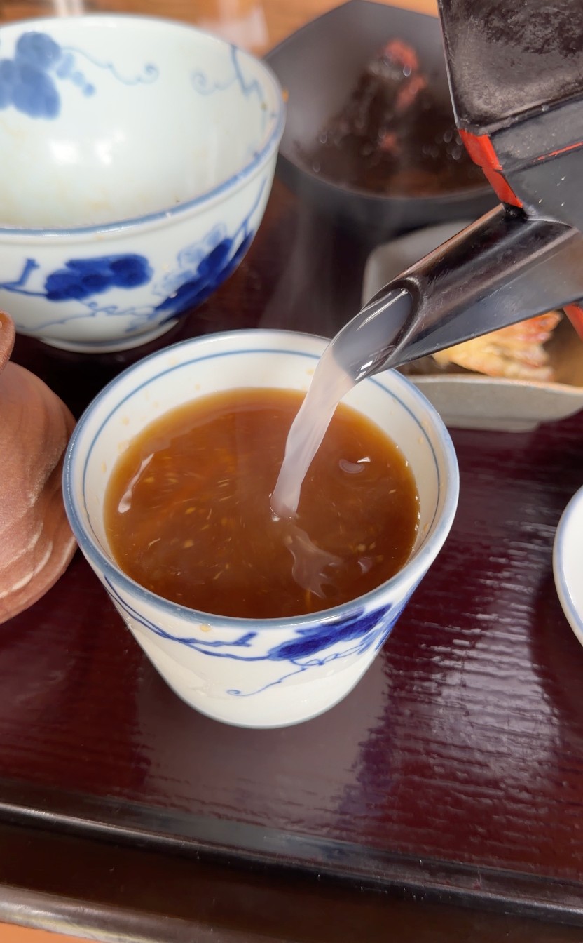 神明そば 慶のそば湯・残ったつゆに注ぐ様子