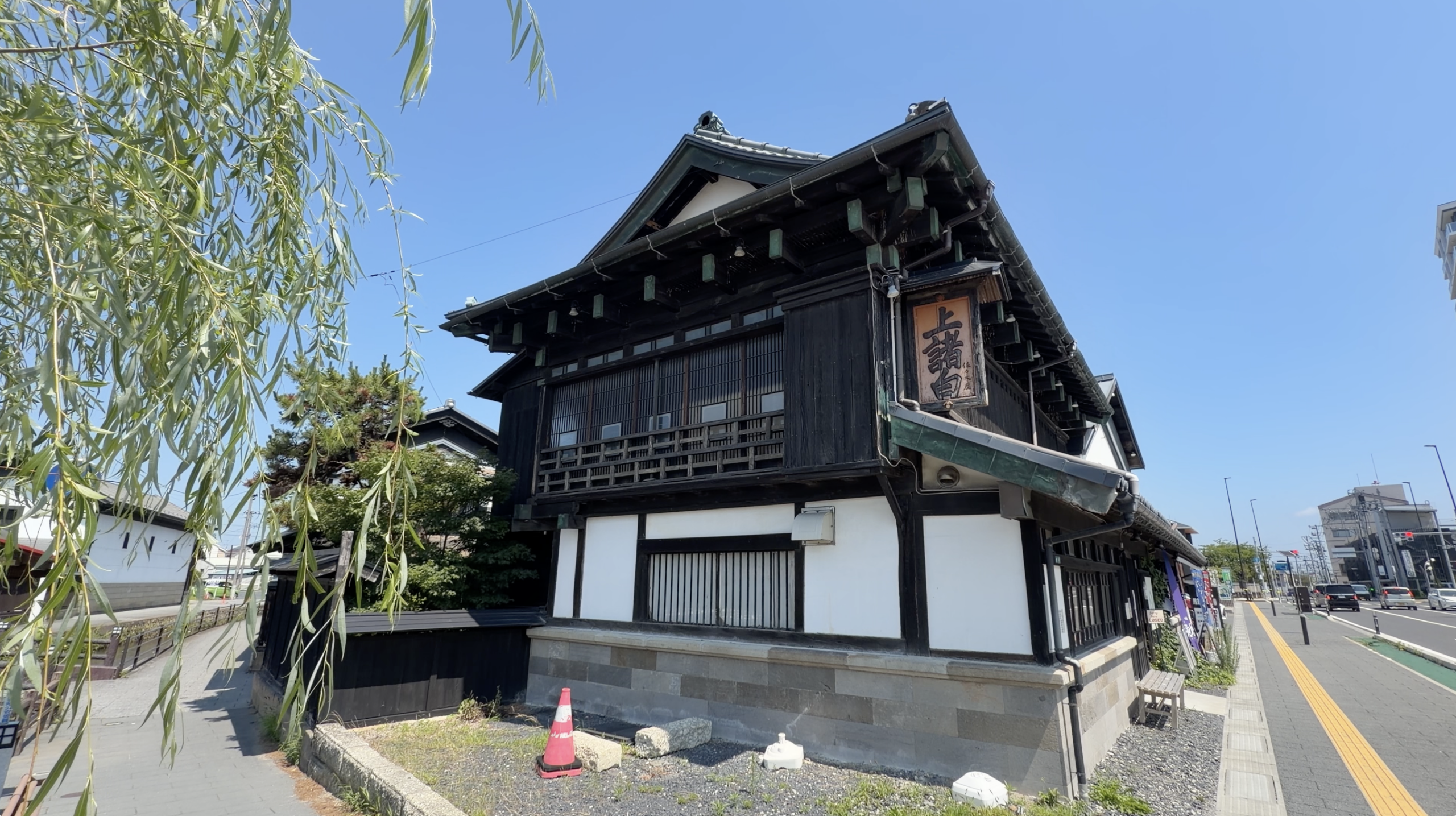 パティスリープロムナードが入る醸室・大崎市古川の蔵造りの建物