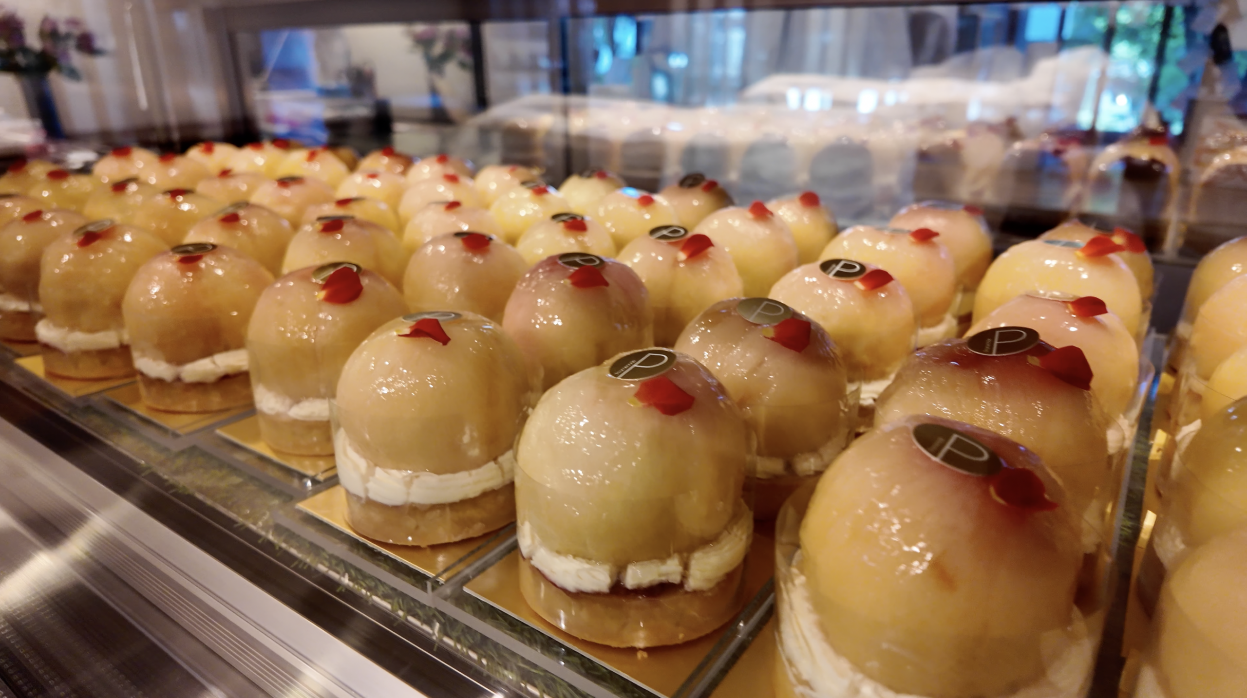 パティスリープロムナードの店内・桃タルトが並ぶショーケース