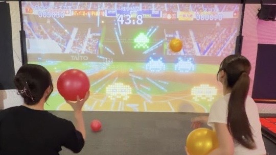 BOOTVERSE仙台ベガロポリス店のスペースインベーダーストライクで遊んでいる様子