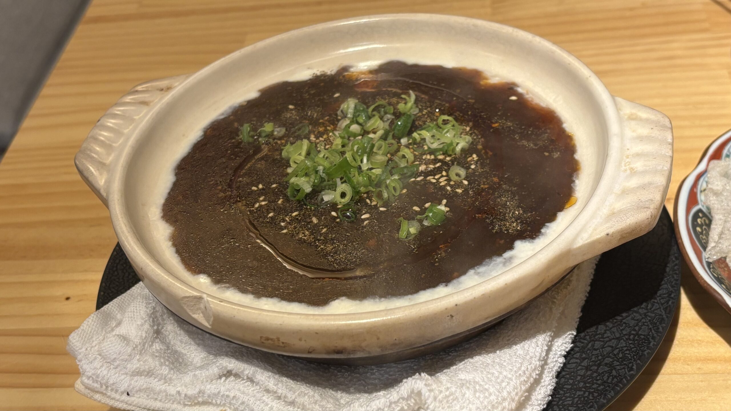 大衆酒場かーにばるの目の前で作る生麻婆豆腐アップ