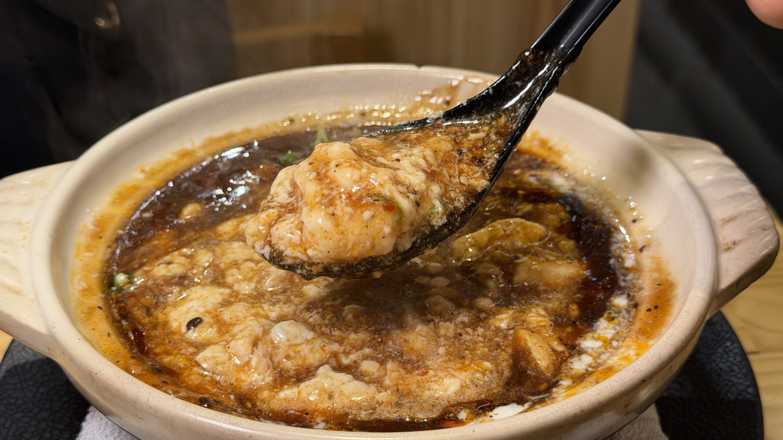 大衆酒場かーにばるの目の前で作る生麻婆豆腐