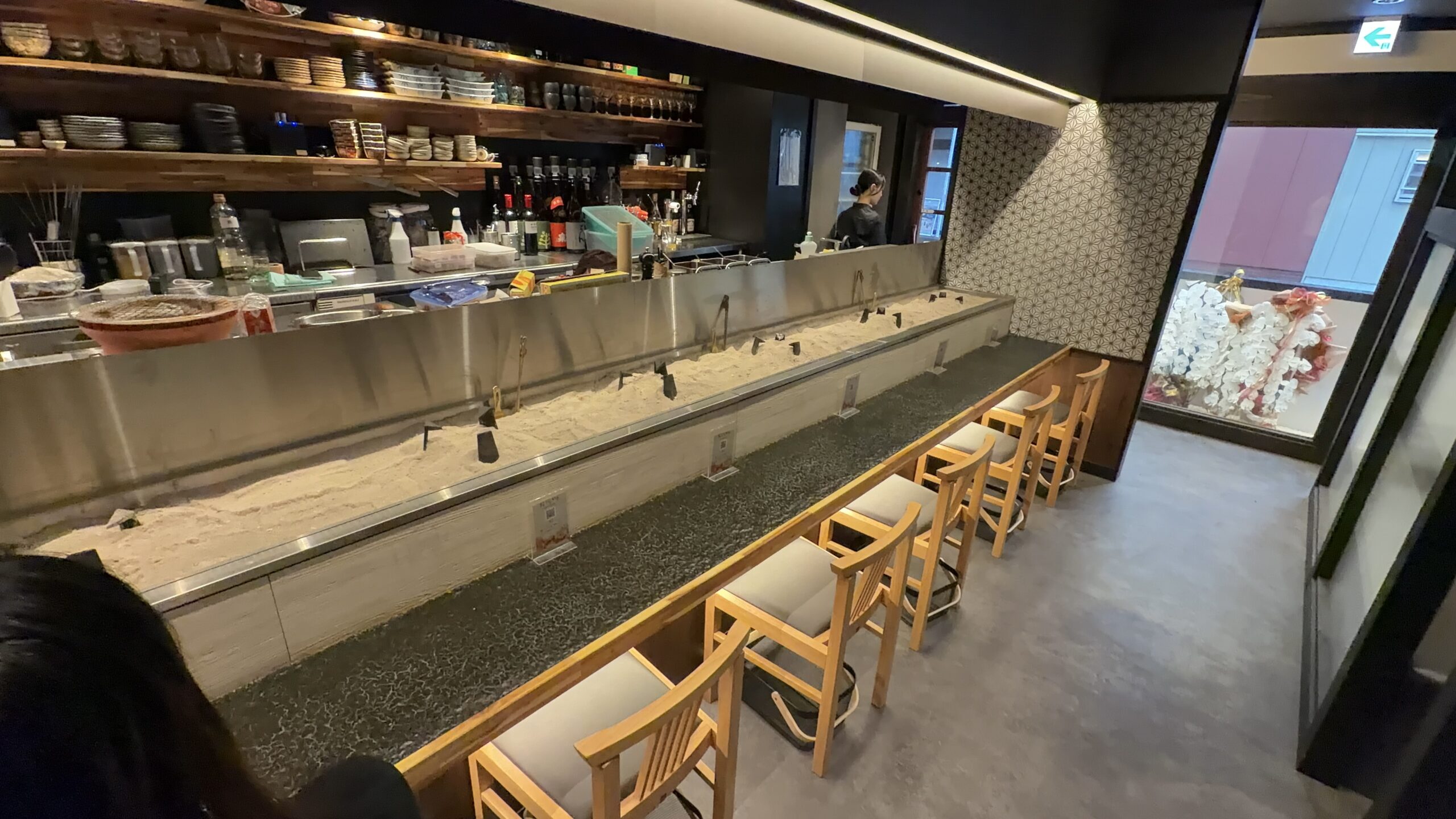 虎まる仙台駅東口店の囲炉裏カウンター店内