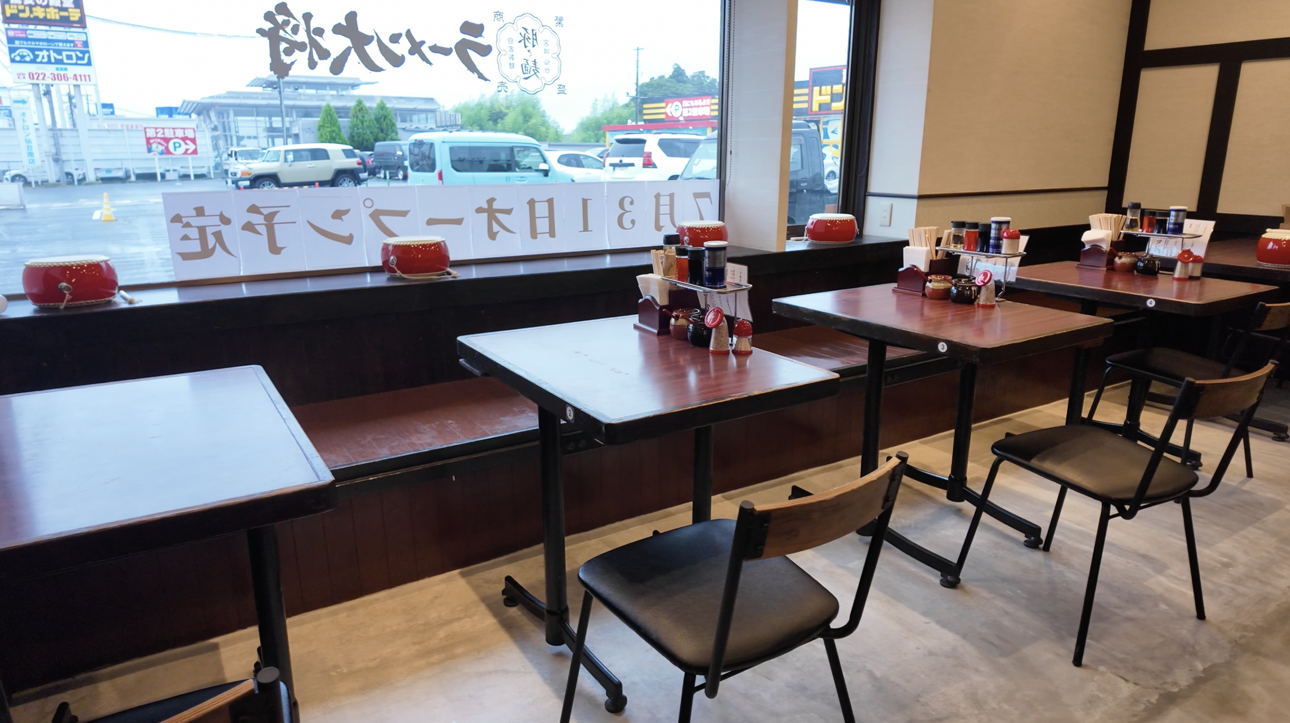 ラーメン大将の店内・広々としたテーブル席