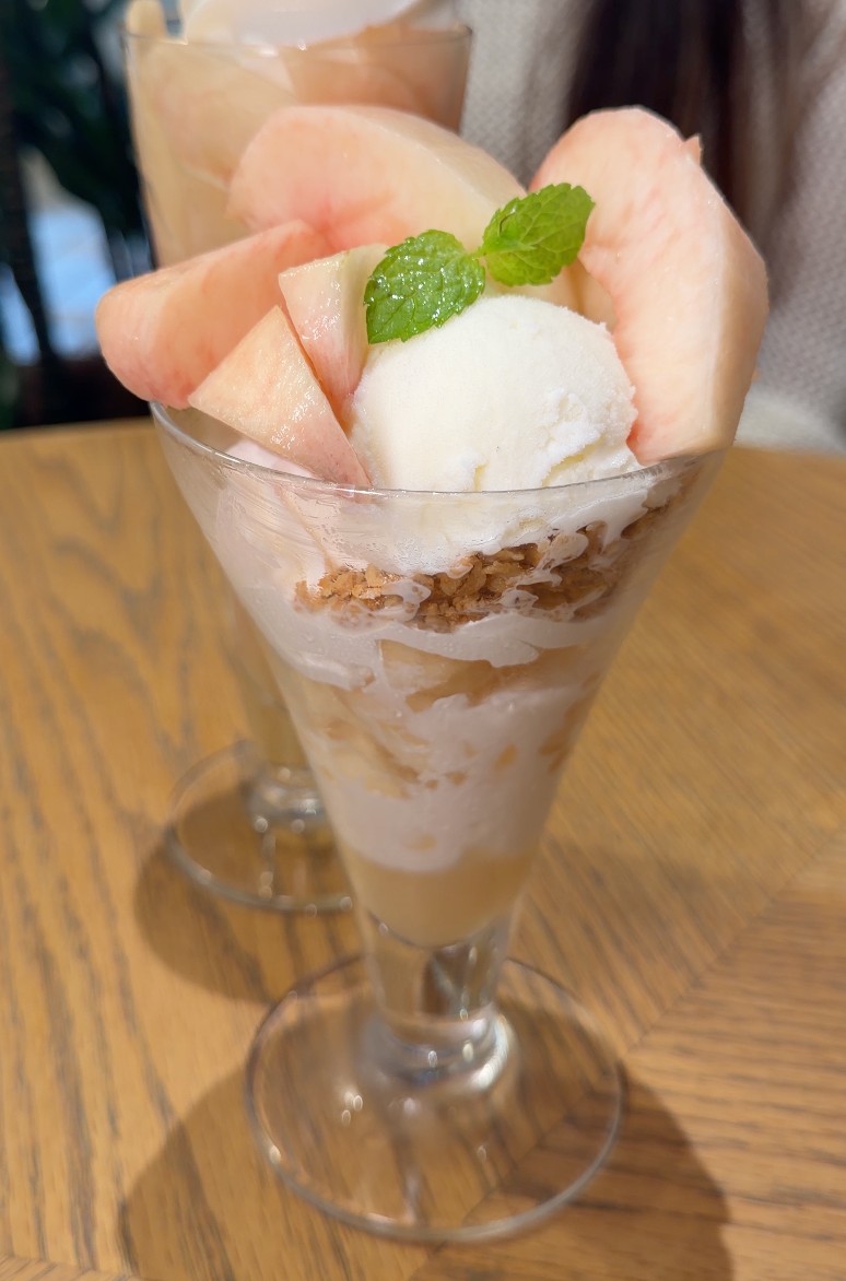 みのりカフェ エスパル仙台店のももたっぷりのご褒美パフェ