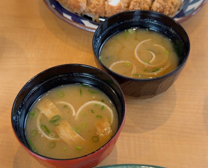 厚切りとんかつ よし平 柳生店の漬物とみそ汁