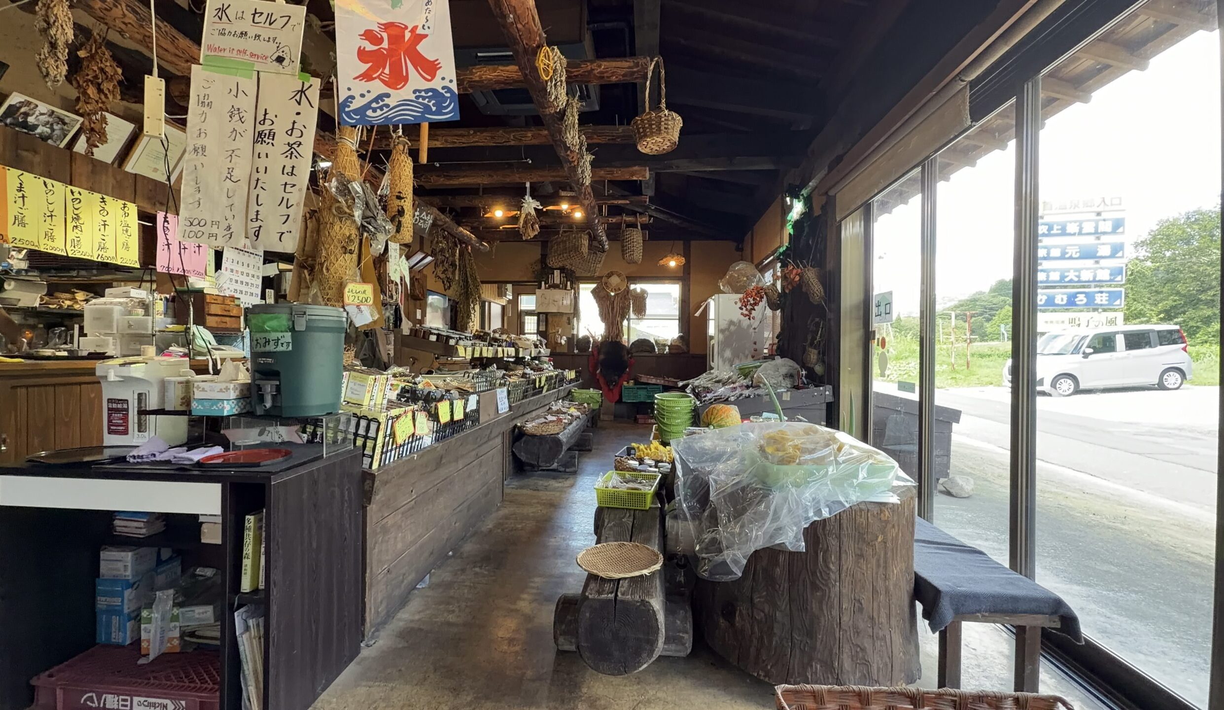 大久商店 山の幸直売店の店内の様子