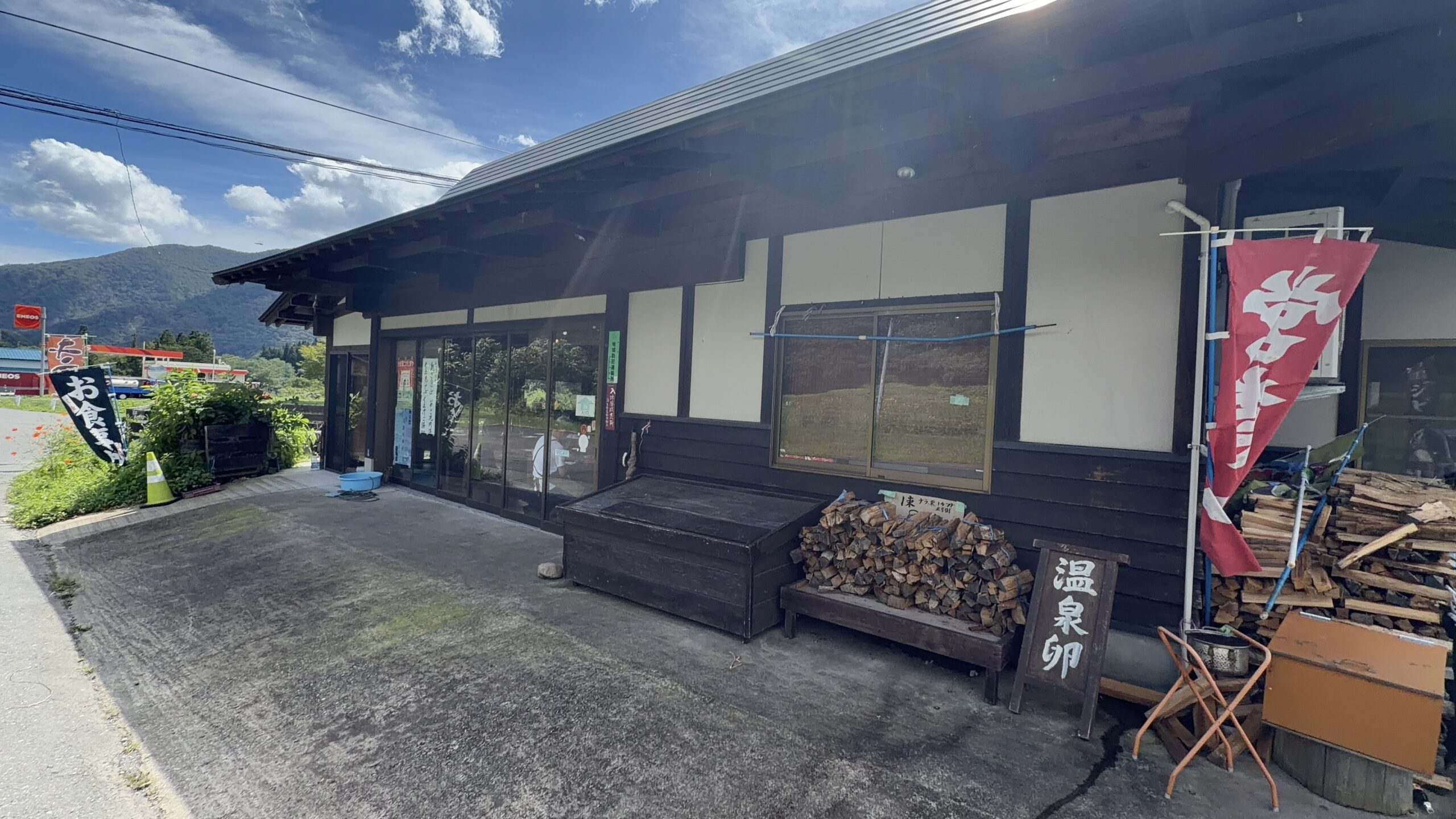 大久商店 山の幸直売店の外観・鬼首の山あいに佇む店舗