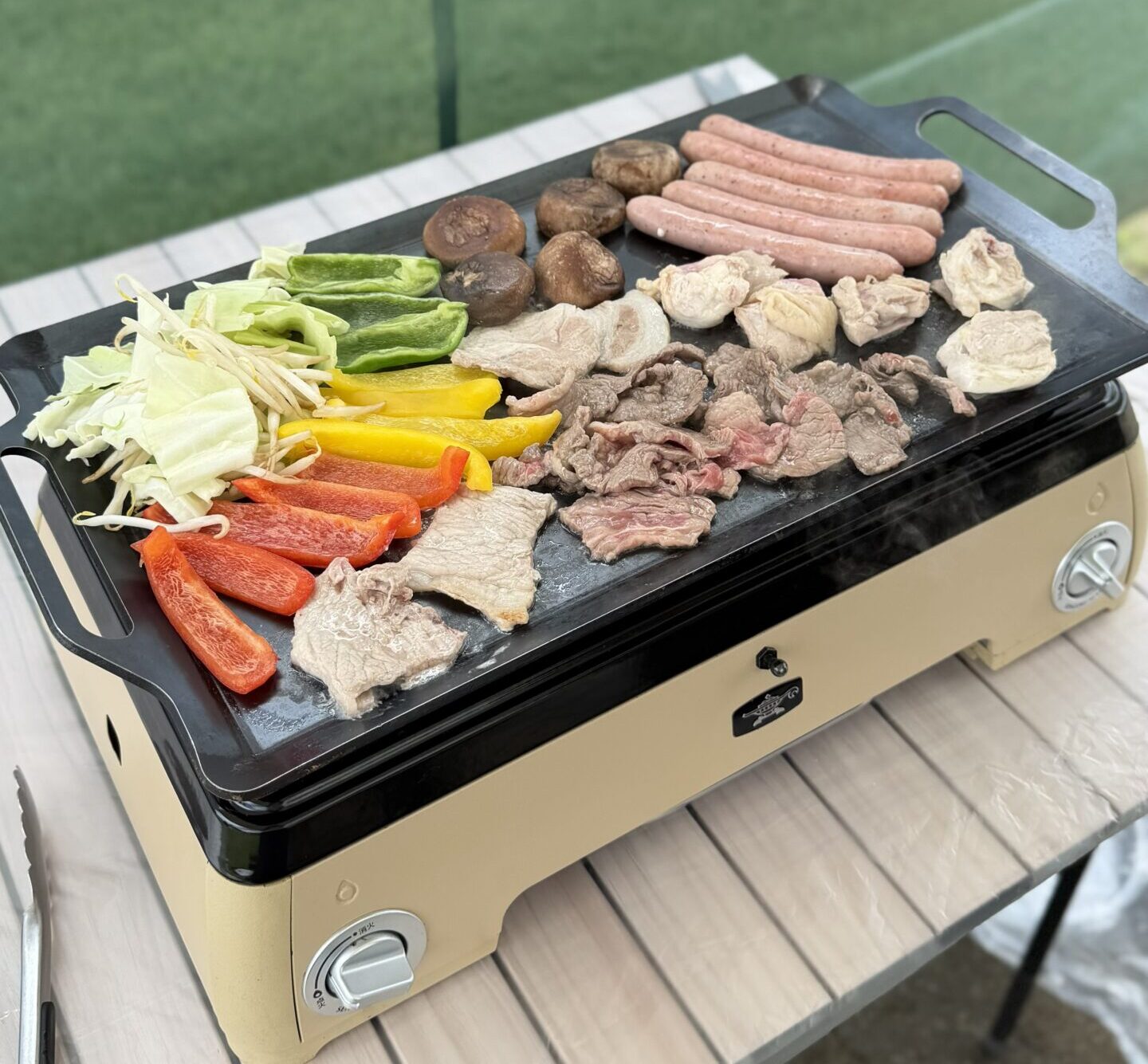 バーベキューパーク青葉山の焼き台に並んだブランド豚JAPAN X・国産牛・国産鶏と野菜