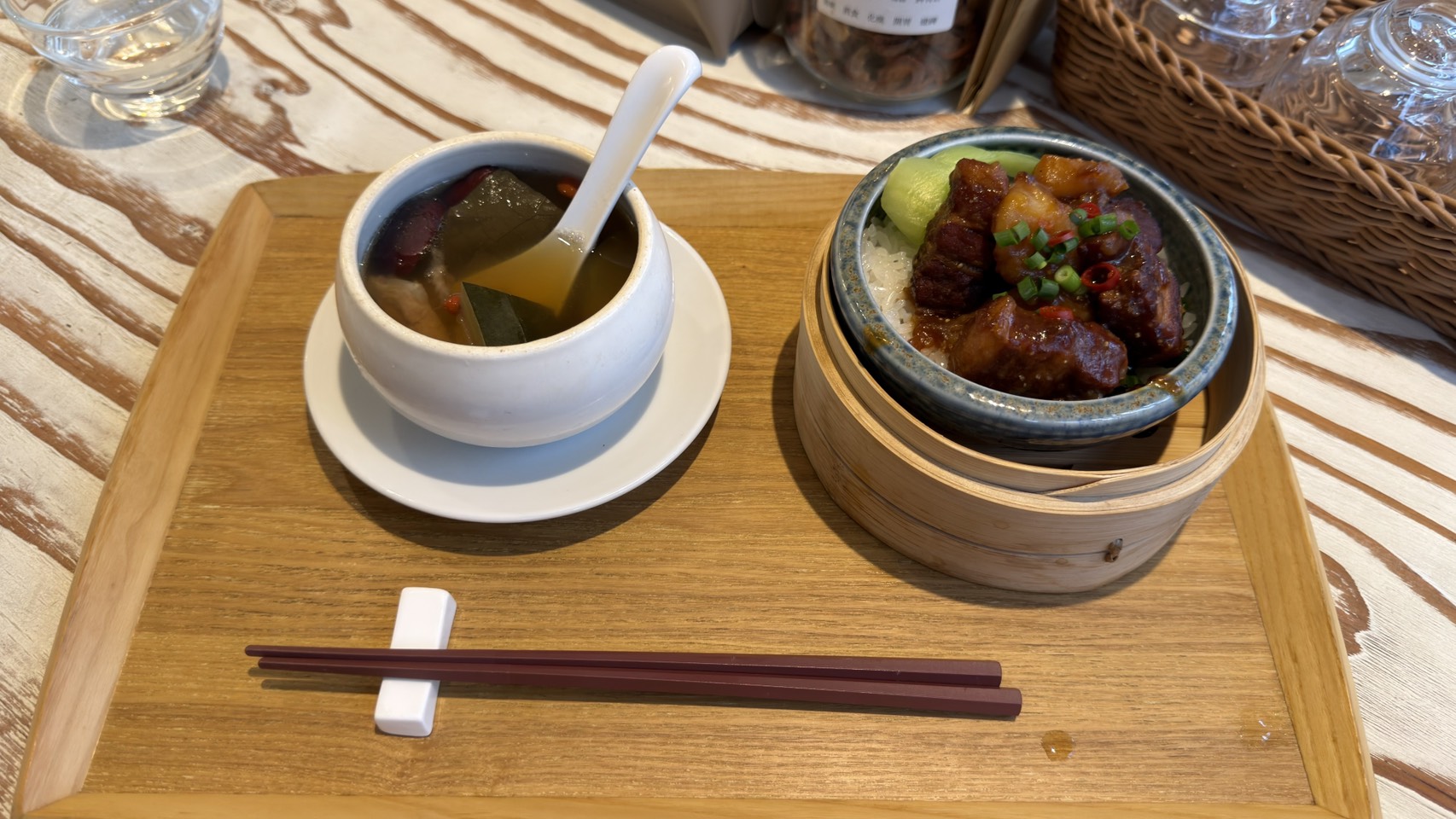 蓮めぐりの豚せいろごはんと薬膳スープセット