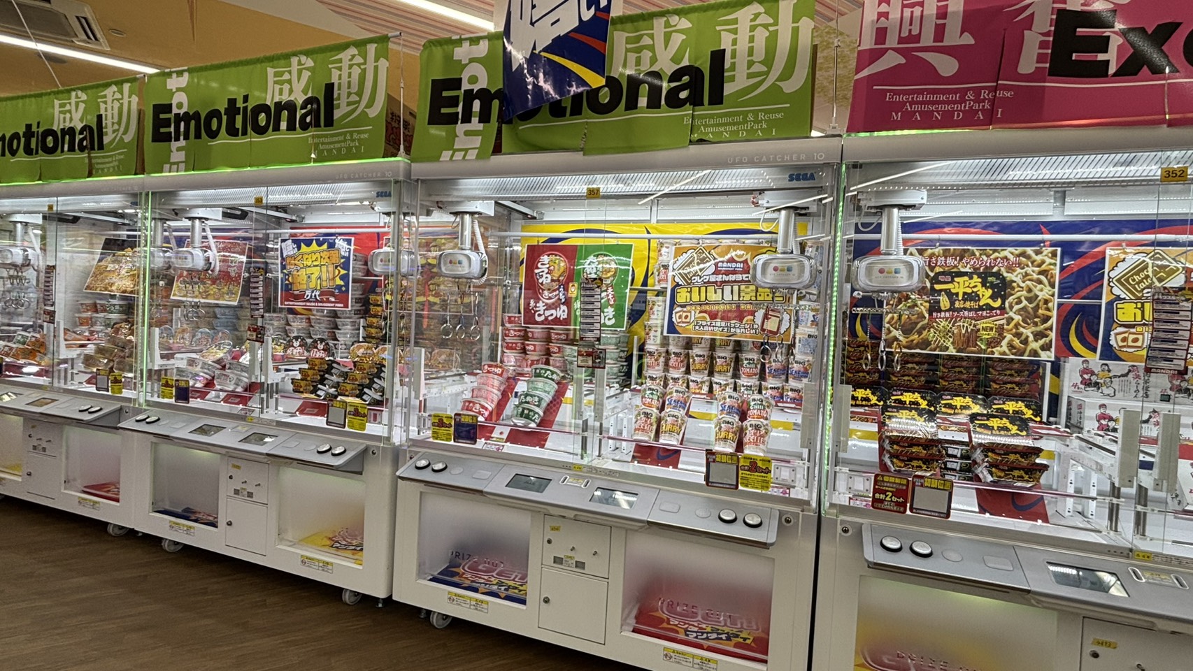 万代仙台泉店（仙台市泉区）の店内に並ぶクレーンゲーム筐体