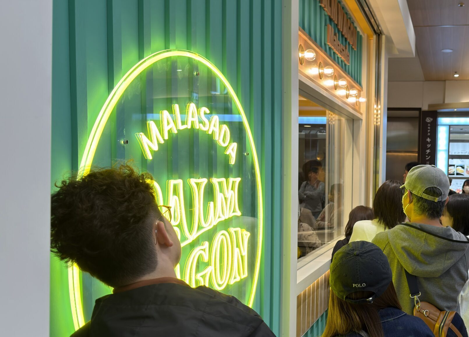 PALM WAGON 仙台駅西口店の外観・JR仙台駅1階の店頭